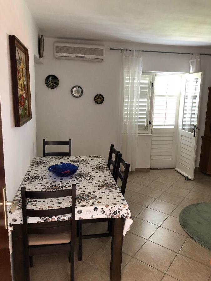 Apartmani Area Doma Трогир Экстерьер фото