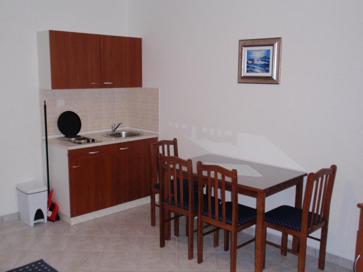 Apartmani Area Doma Трогир Экстерьер фото