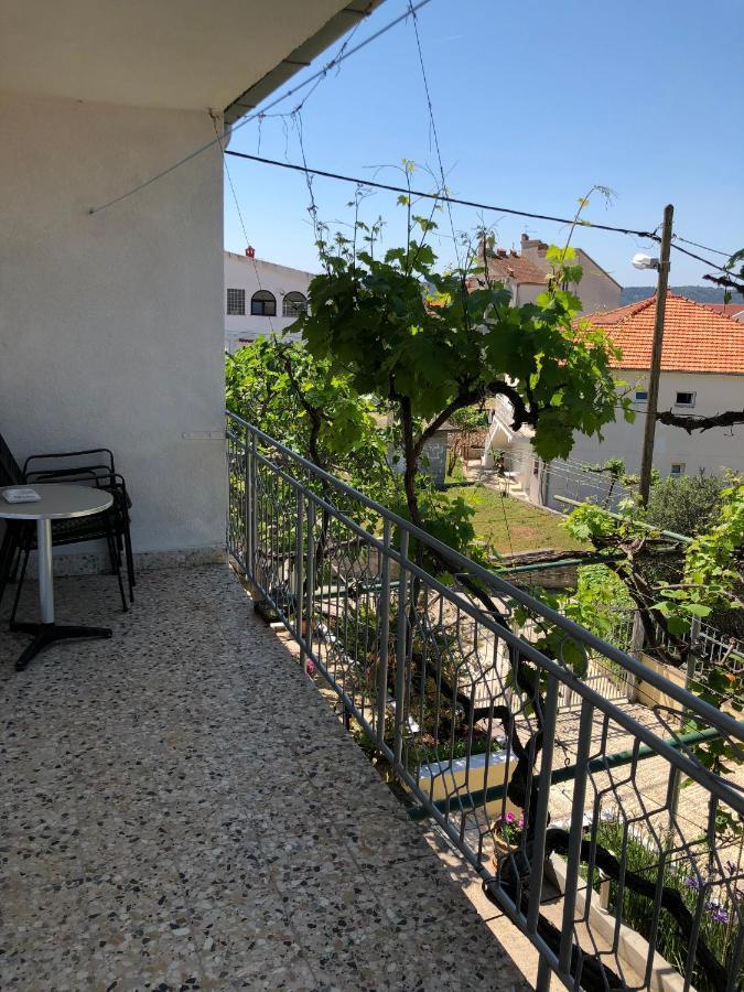 Apartmani Area Doma Трогир Экстерьер фото